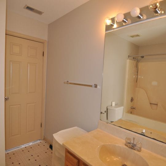 Building Photo - 206 Roundhouse Ct