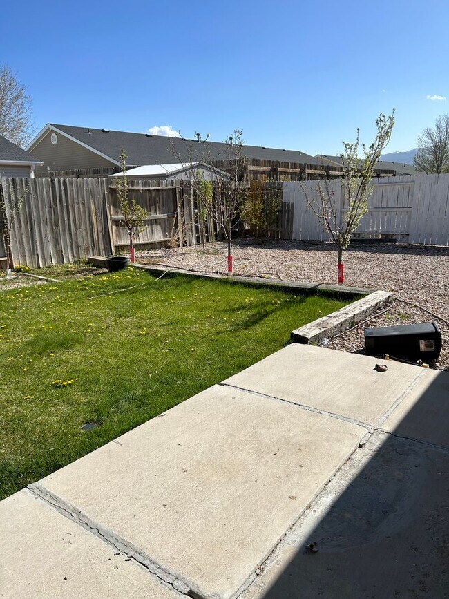 Building Photo - Charming Twinhome