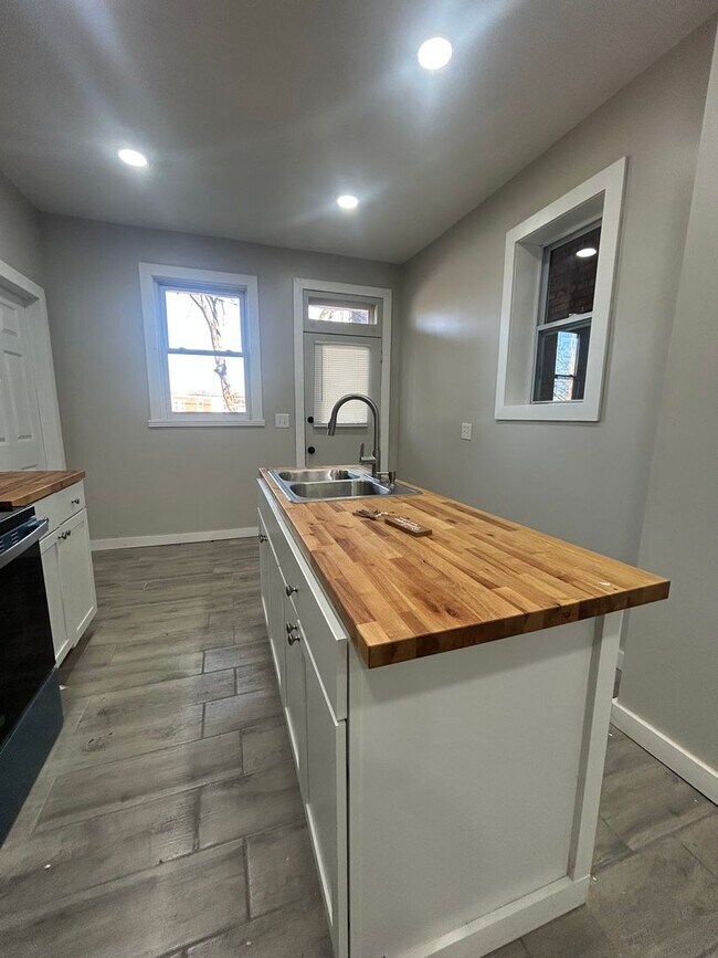 Building Photo - 320 Maclay St