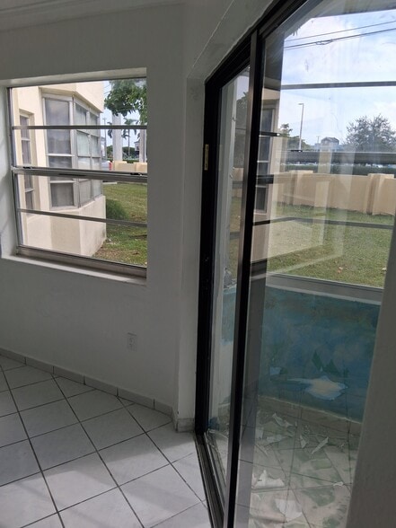 Building Photo - 1605 NE 185th St