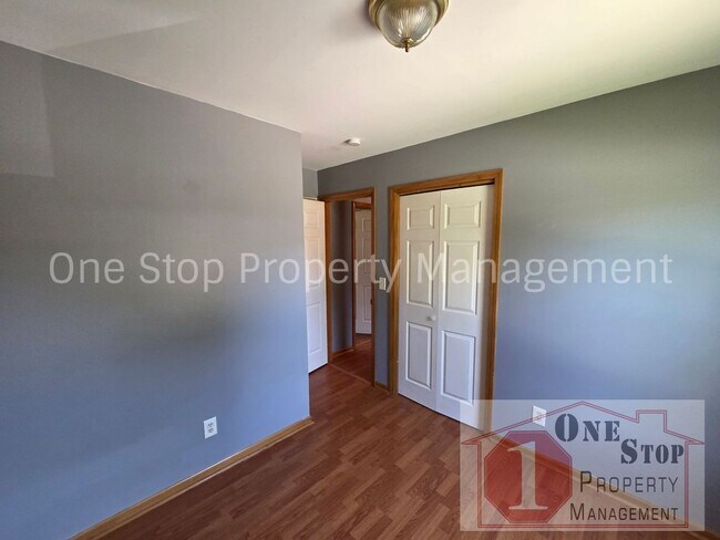 Building Photo - Charming Split Level 3 Bedroom Home in Kansas City!