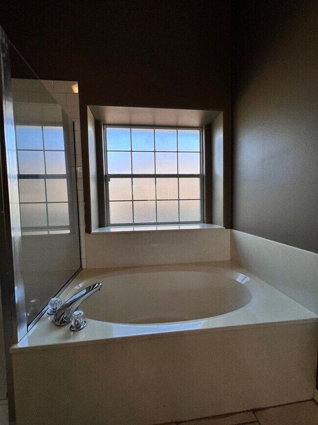 Building Photo - Beautiful Home In Oak Hollow Estates