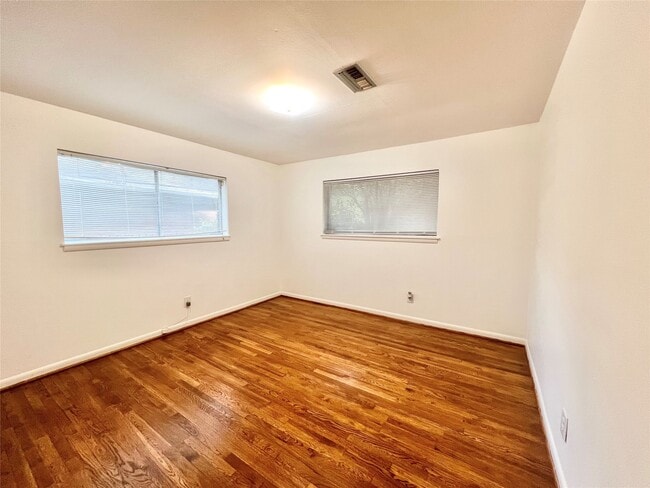 Building Photo - 5546 Beechnut St