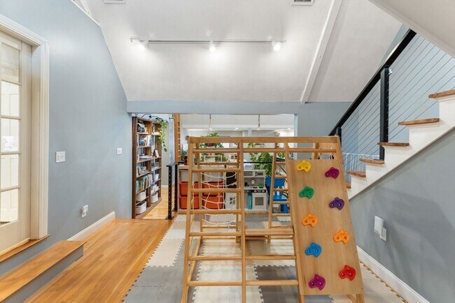 Building Photo - 890 Winthrop Ave