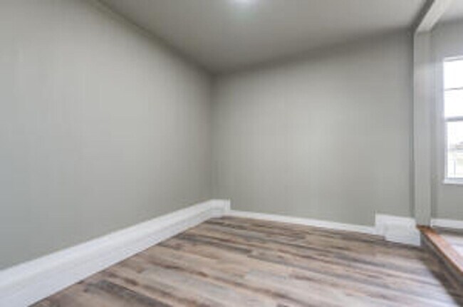 Building Photo - 3 bed 1 bath now available near MLK