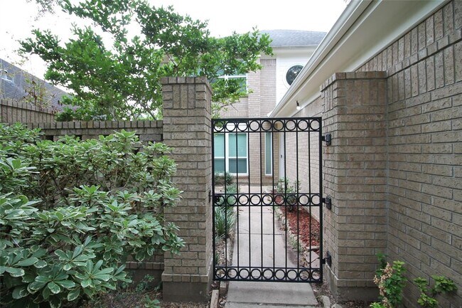 Building Photo - 1454 Forest Home Dr