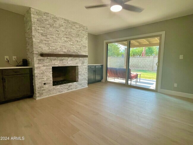 Building Photo - 602 E Meadow Ln