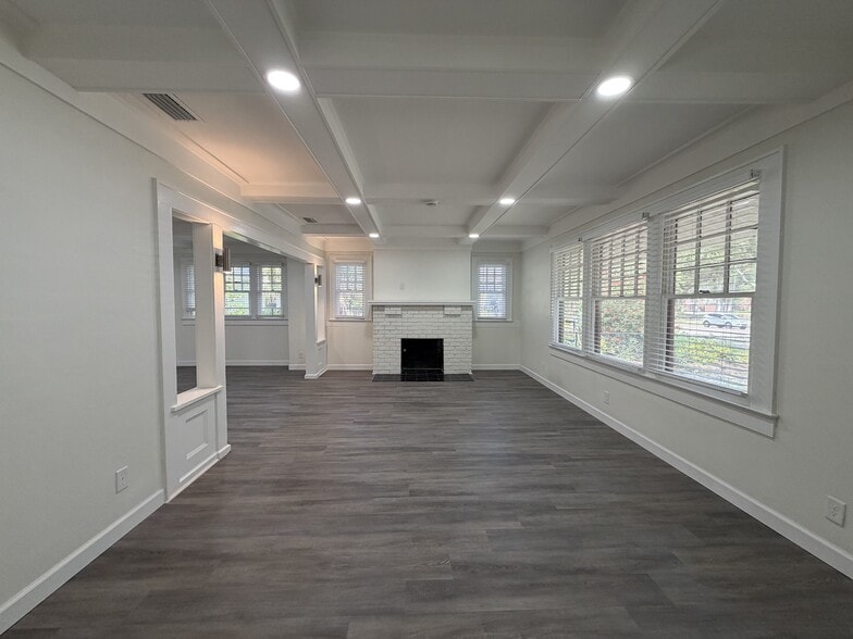 Building Photo - 2 Bed/1.5 Bath