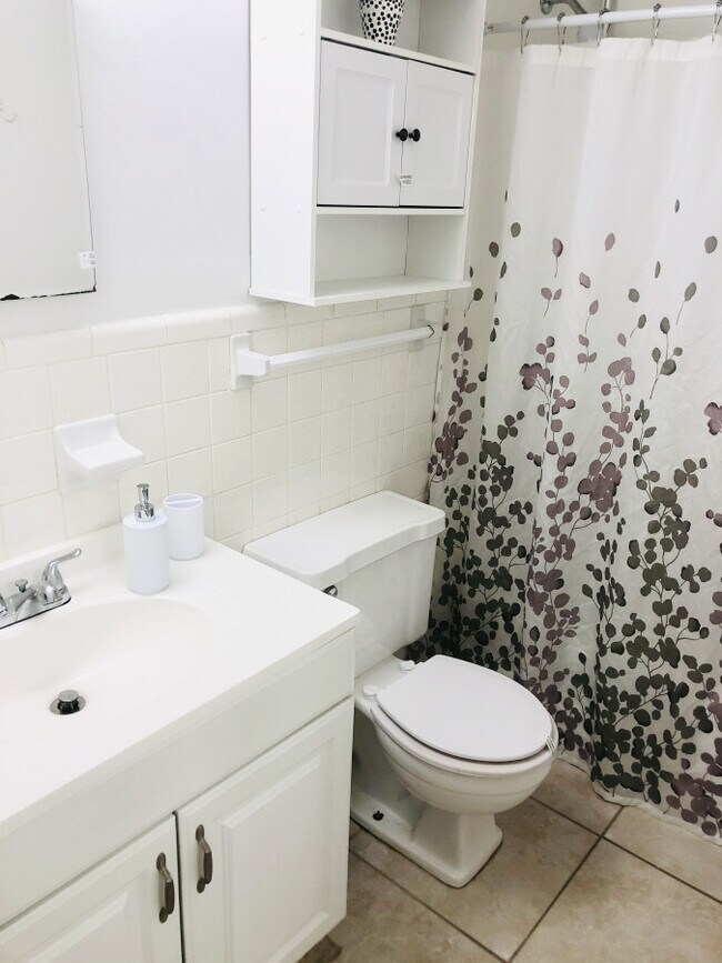 Building Photo - 751 Pine Dr