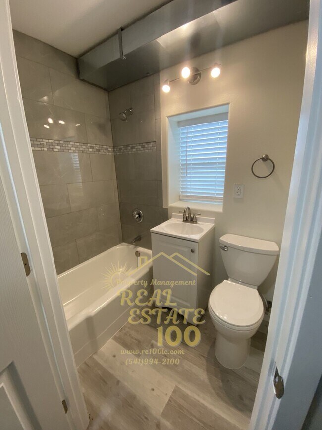 Building Photo - 3429 NW Jetty Ave