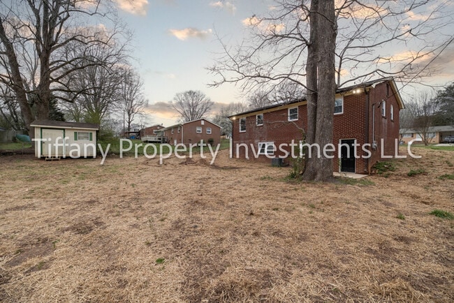 Building Photo - 2331 Woodleaf Dr