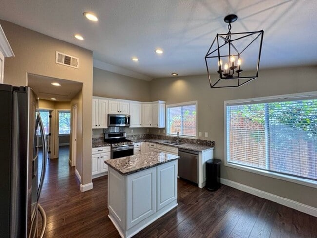 Building Photo - Available for LEASE! 3 bedroom 2 bathroom ...