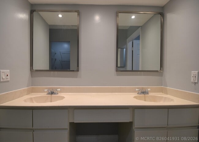 Building Photo - 5087 Oakhill Ln