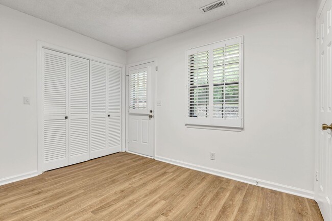 Building Photo - Brentwood Trace Condo