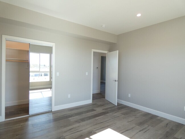 Building Photo - 1626 S La Brea Ave