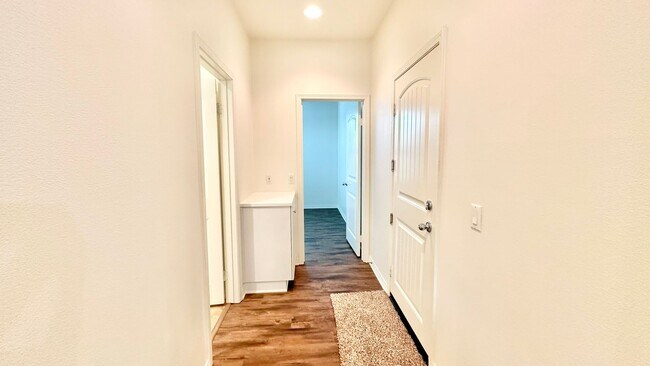 Building Photo - Beautiful, Stand Alone Condo in Resort-lik...