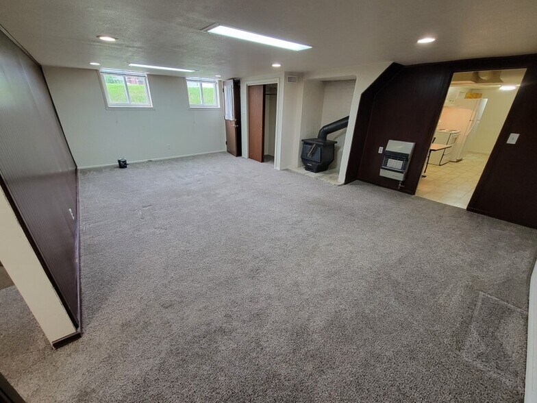 Building Photo - 395 N 600 E