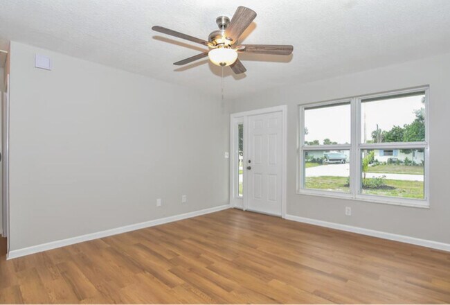 Building Photo - 423 SE Parkway Dr