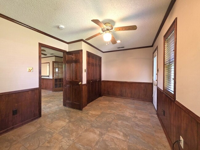 Building Photo - 1404 Woodbridge Dr