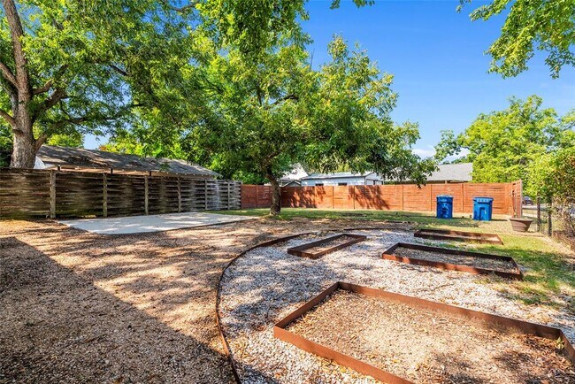 Building Photo - 108 N Ave B