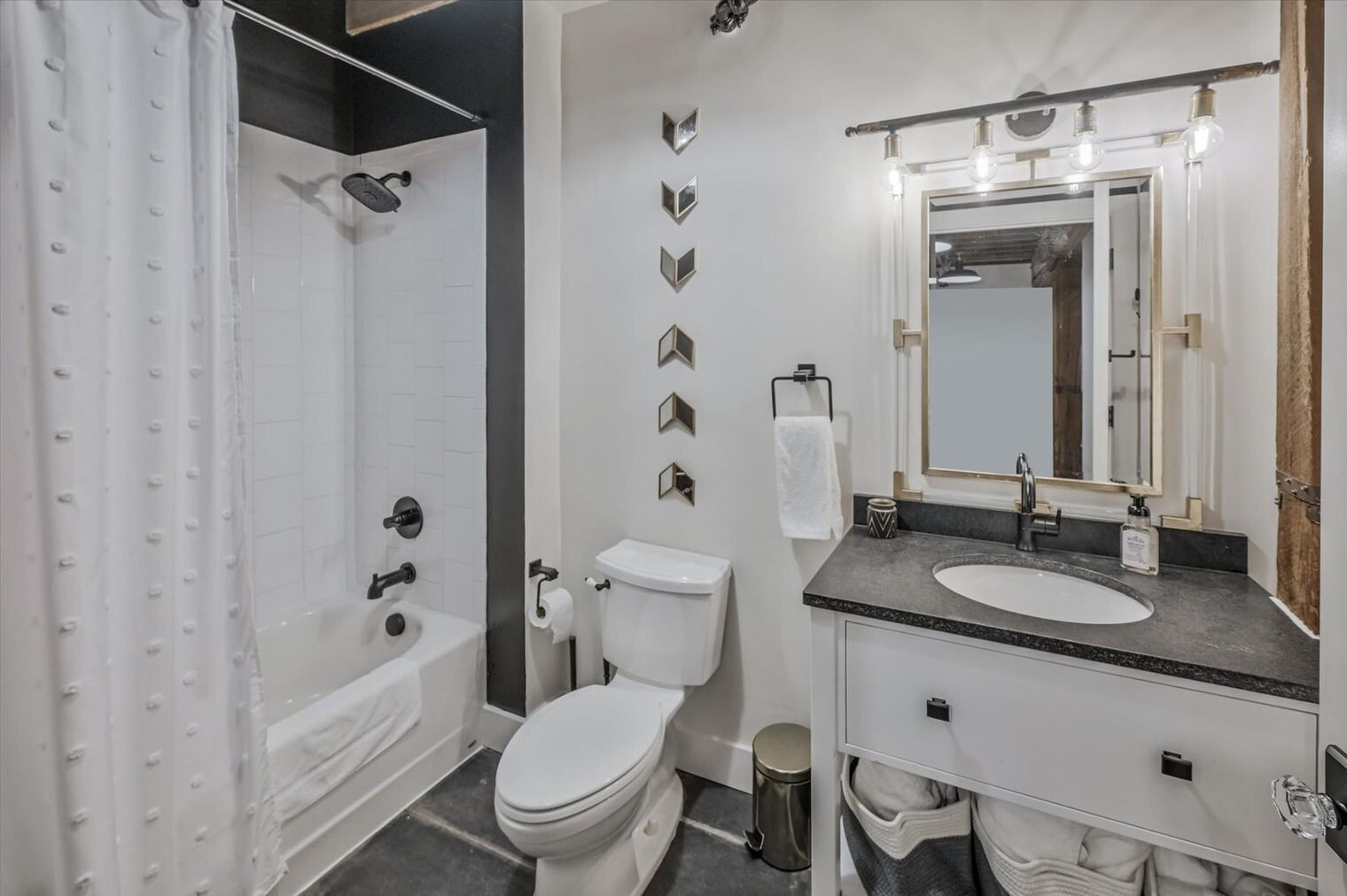 Building Photo - 610 21st Ave N