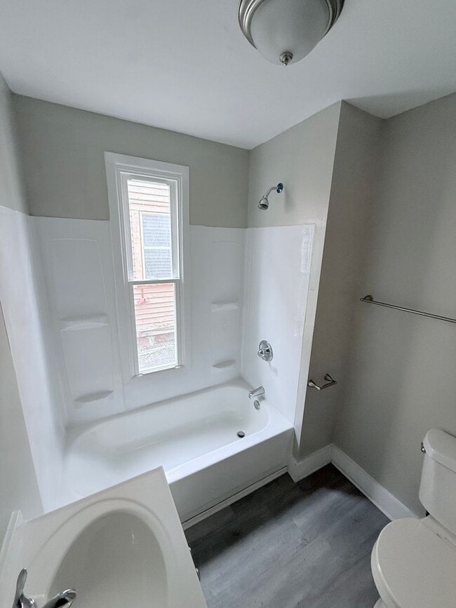 Building Photo - 1427 E 92nd St