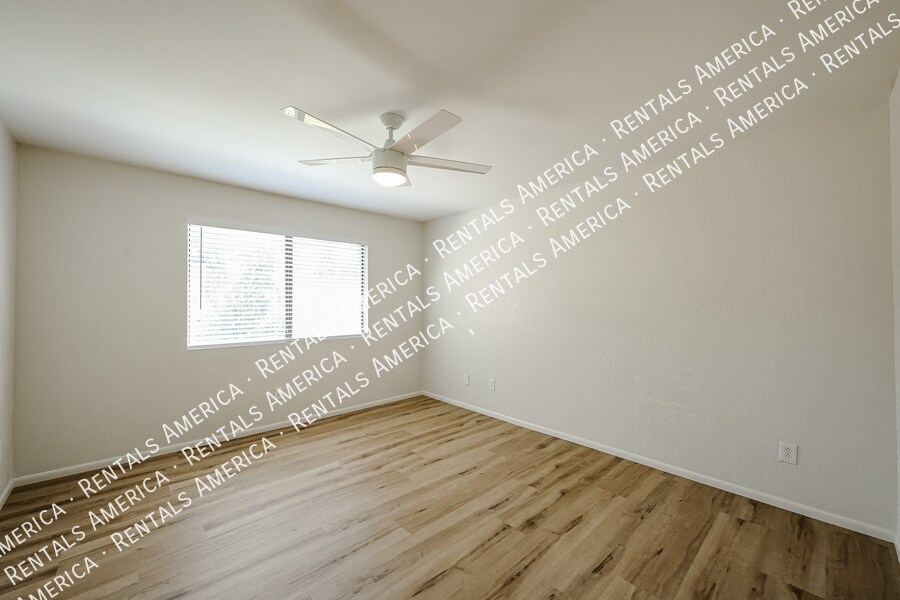 Building Photo - 2146 W Isabella Ave