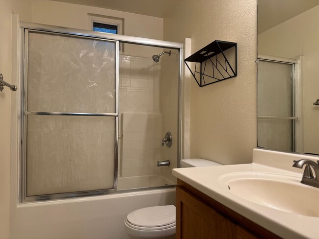 Building Photo - Charming 2 Bedroom 1.5 Bathroom Townhome w...