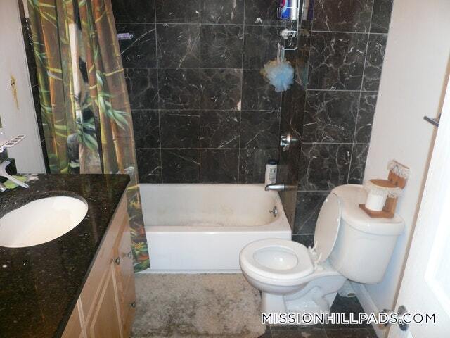 Building Photo - 94 Hillside St