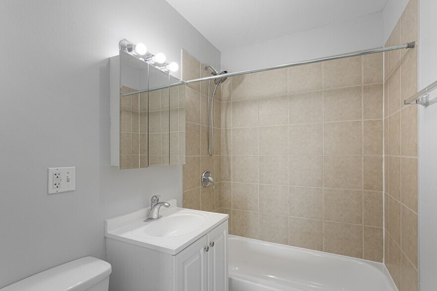 Building Photo - 7626 N Marshfield Ave