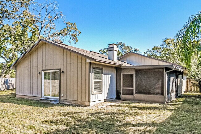 Building Photo - 810 Hardwood St