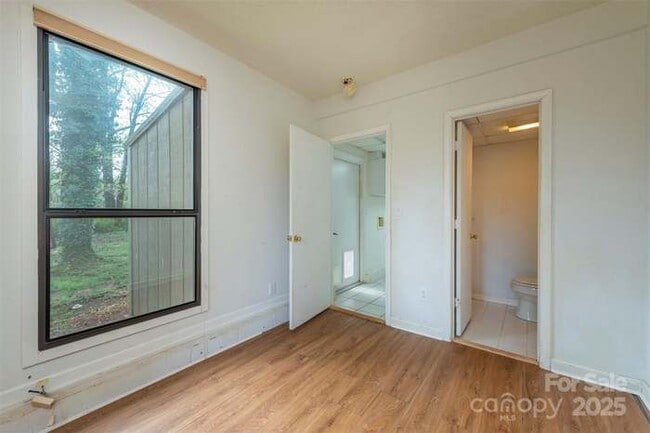 Building Photo - 411 Holly Hill Dr