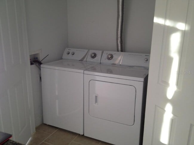 Building Photo - 605 Elmhurst Ct