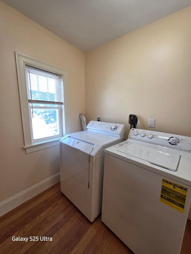 Building Photo - No Brokers Fee. Oak Sq Area of Brighton. Pets Friendly, Laundry, Parking, Eat-in Kitchen,