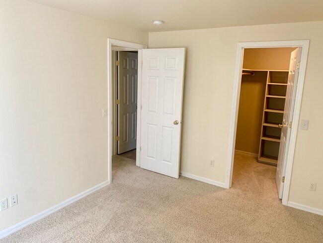 Building Photo - Beautiful 3 bed 2 bath condo on the west end!