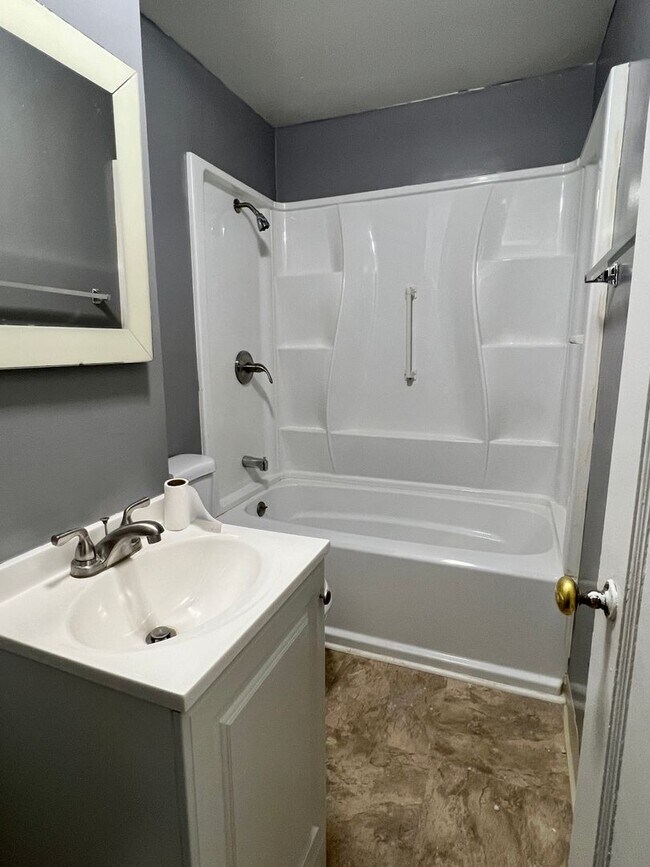 Building Photo - Charming Updated Cape Cod with several amenities!