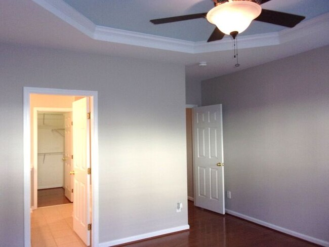 Building Photo - Spacious 3 Bedroom 2 1/2 Bath Townhome in ...