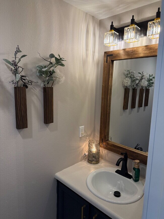 Building Photo - "Charming 2-Bed Townhouse in Littleton: Spacious 1,256 Sq Ft with 2 Full Baths & 1 Half Bath!"