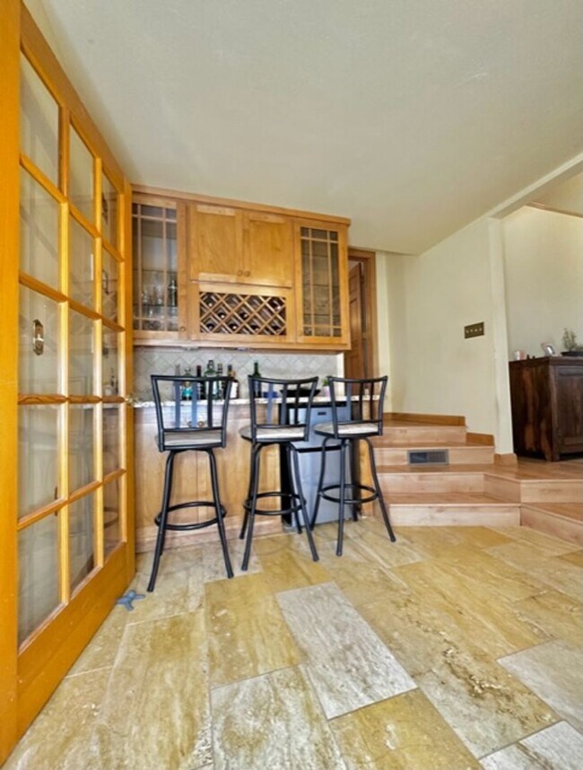 Building Photo - Beautiful / Spacious 3 Bed 3 Bath Ranch Style Single Family Home!