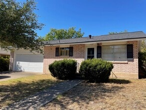 Building Photo - 1127 Lake Dr
