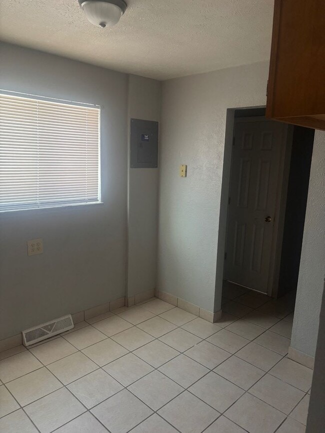 Building Photo - Charming 2-Bedroom Property in Prime Location