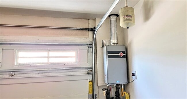 Building Photo - 2 Adelfa St