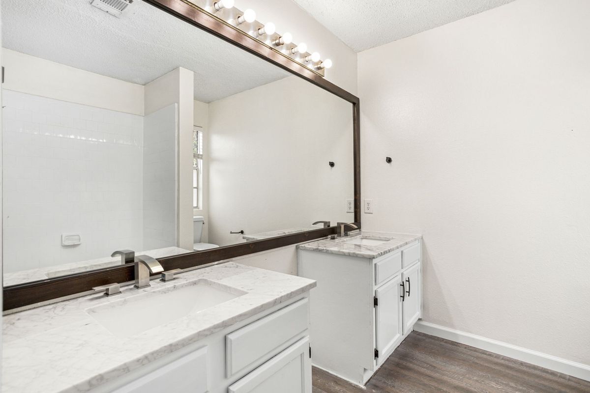 Building Photo - 9110 Chinon