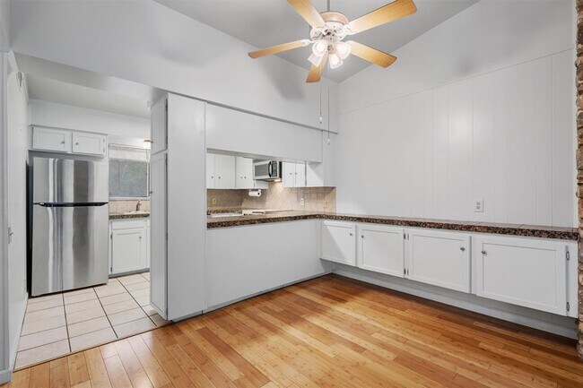 Building Photo - 1304 Mariposa Dr
