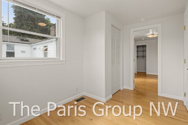 Building Photo - Delightful Magnolia 4br Remodel * Walkable Salmon Bay Location, Central Yet Quiet