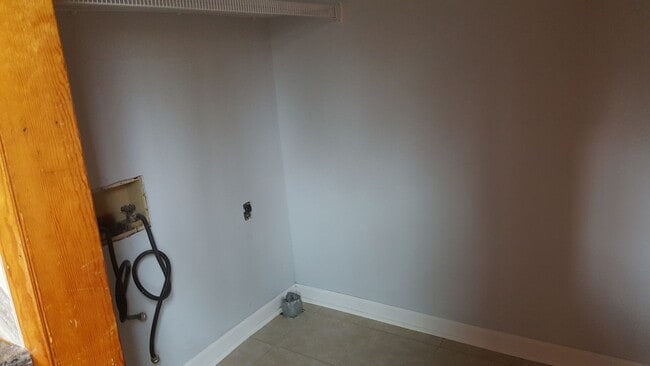 Building Photo - Duplex 2 bedroom 1 bath