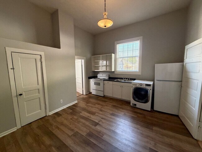 Building Photo - 335 E Burton St