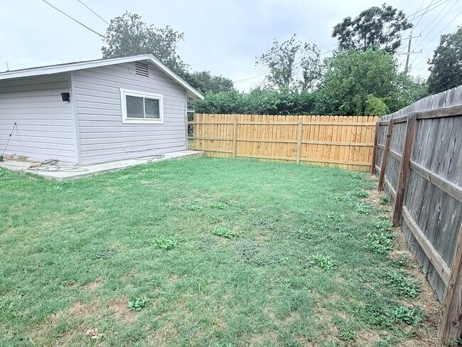Building Photo - 438 E Wright Blvd