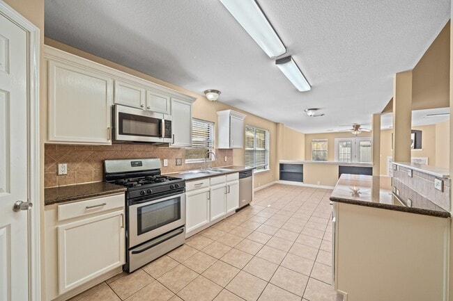 Building Photo - 10211 E Summit Canyon Dr