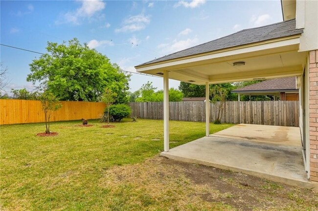 Building Photo - 1400 Thibodeaux Dr